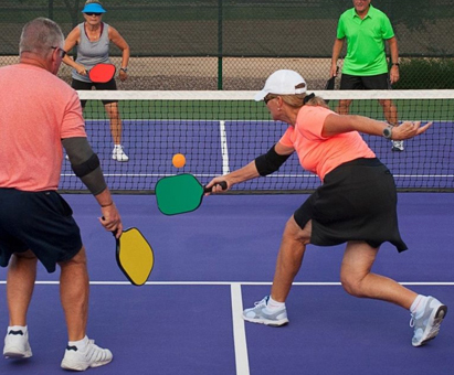 A ascensão do pickleball é um pouco barulhenta e um pouco perturbadora - mas isso não está diminuindo a velocidade
