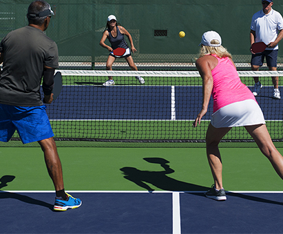 Ter uma bola com pickleball: fãs de todas as idades dizem que o esporte de raquete é bom para o corpo e a mente
